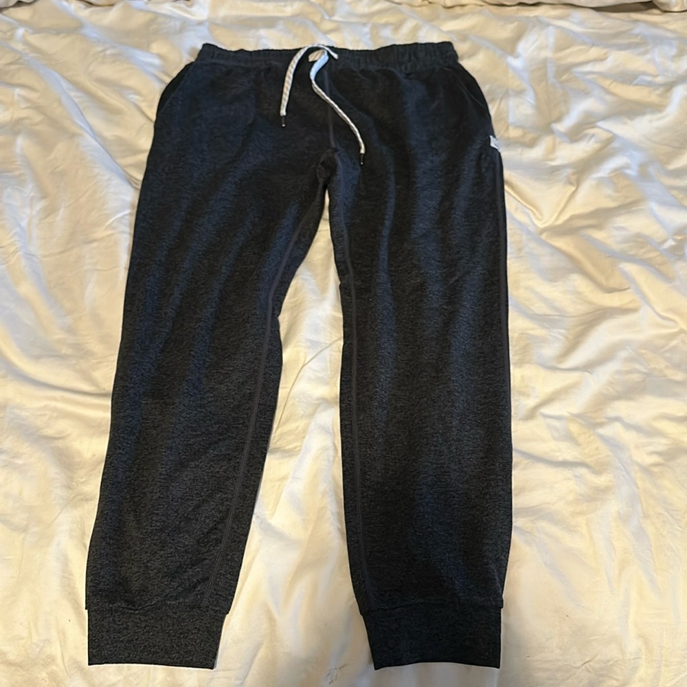 Vuori cropped joggers in dark gray